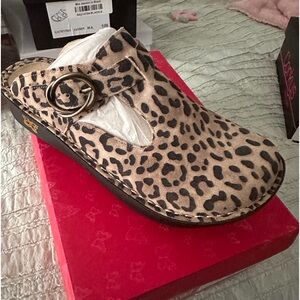 Algeria Savage, size 8-8.5. New with tags.